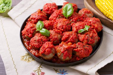 Sulu tavada kurutulmuş köfte ve domates sosu.