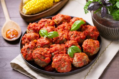 Sulu tavada kurutulmuş köfte ve domates sosu.