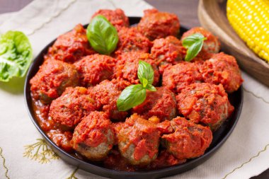 Sulu tavada kurutulmuş köfte ve domates sosu.