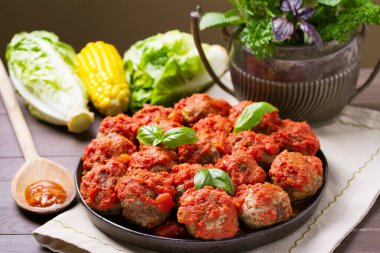 Sulu tavada kurutulmuş köfte ve domates sosu.