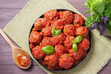 Sulu tavada kurutulmuş et köftesi ve domates sosu. Yukarıdan bak, en iyi stüdyo çekimi.