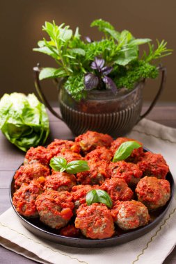 Sulu tavada kurutulmuş köfte ve domates sosu.