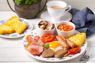 Klasik İrlanda ya da İngiliz kahvaltısı. Sosis, pastırma kabuğu, puding, fasulye ve ızgara domates.