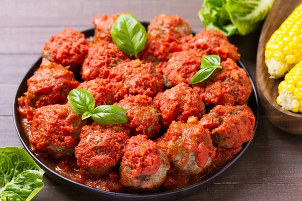 Sulu tavada kurutulmuş köfte ve domates sosu.