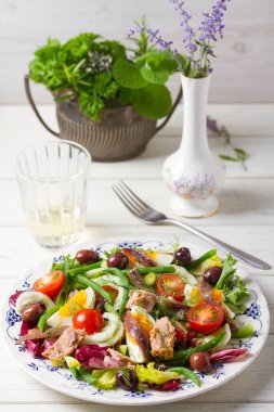 Akdeniz ton balığı salatası. Nicoise Salatası. Beyaz tahta arkaplan