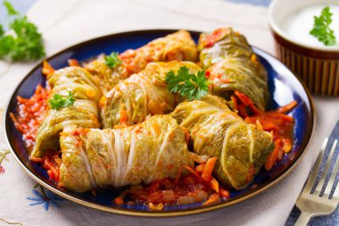 Lahana dolması. Lahana ambalajı. Chou farci, dolma, sarma, golubtsy veya golabki