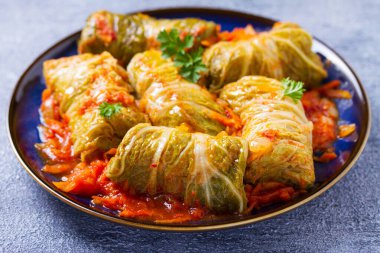 Lahana dolması. Lahana ambalajı. Chou farci, dolma, sarma, golubtsy veya golabki