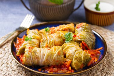 Lahana dolması. Lahana ambalajı. Chou farci, dolma, sarma, golubtsy veya golabki