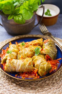 Lahana dolması. Lahana ambalajı. Chou farci, dolma, sarma, golubtsy veya golabki