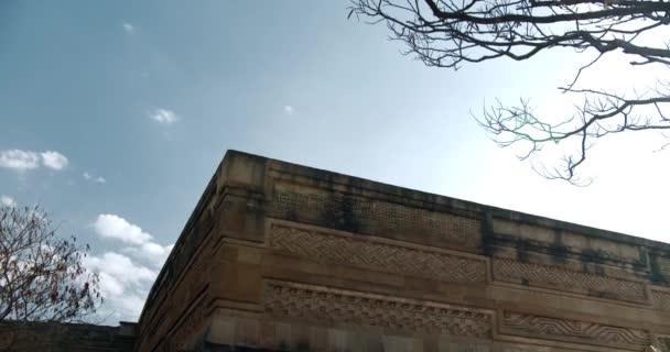 Antike archäologische Mitla-Stätte Säulenhalle Außen — Stockvideo