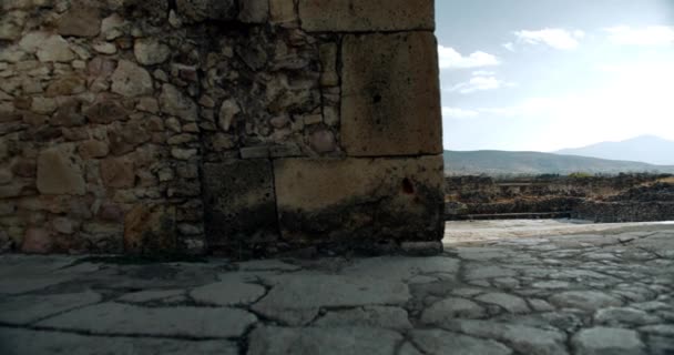 Säulenhalle mit Blick auf das Mitla-Gebirge — Stockvideo