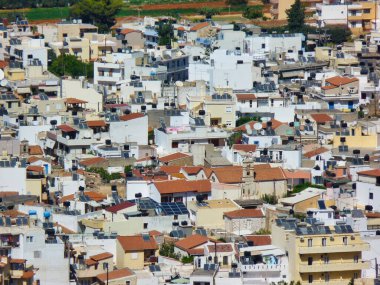 Yunanistan 'ın Girit adasında sıkıca doldurulmuş evlerin çatıları.