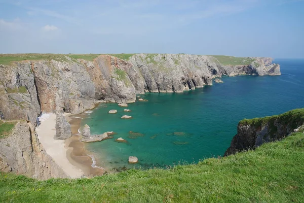 Strand Und Klippen Pembrokeshire Wales Vereinigtes Königreich Einem Sommernachmittag Mit Stockfoto