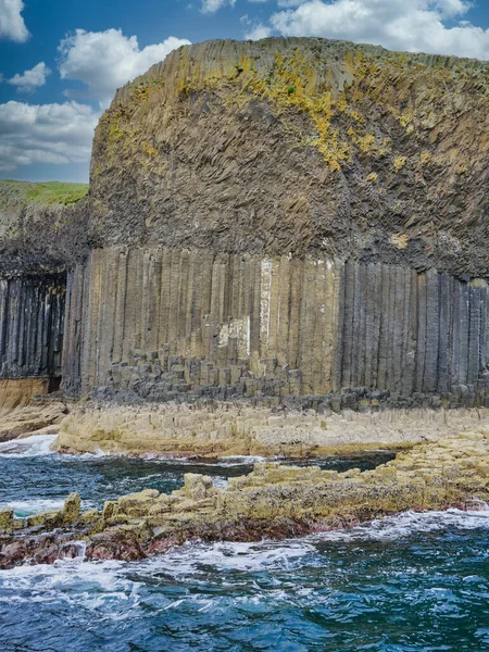 Oszlopos Ízesített Vulkanikus Bazalt Kőzetek Amelyekben Függőleges Ízületek Sokszögű Oszlopokat — Stock Fotó