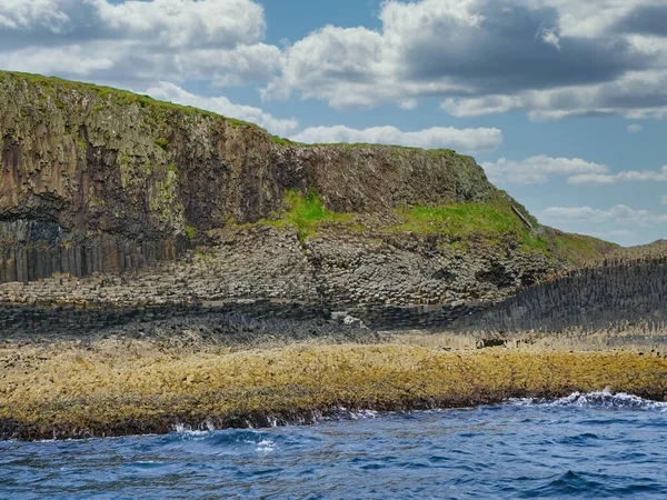 Oszlopos Ízesített Vulkanikus Bazalt Kőzetek Amelyekben Függőleges Ízületek Sokszögű Oszlopokat — Stock Fotó
