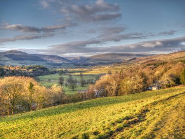 İngiliz Bowland, Lancashire Ormanı 'ndaki Whitewell tepelerinden Hodder Nehri vadisi kışın ele geçirildi.