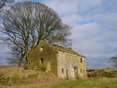İngiltere, Lancashire, İngiltere 'deki Bowland Vadisi' ndeki Stocks Reservoir yakınlarındaki New House Farm 'daki terk edilmiş ahır ve sığır ahırının kış manzarası..