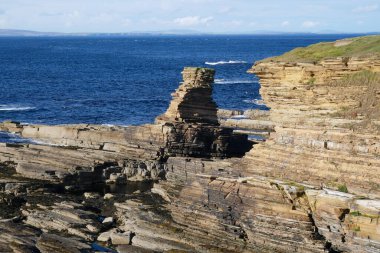 The Tower o 'Men of Mey in Caithness, İskoçya, İngiltere - Mey Flagstone Formasyonu - Sandstone, Siltstone ve Mudstone