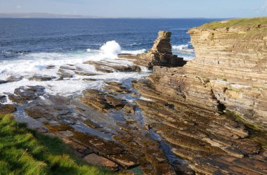 The Tower o 'Men of Mey in Caithness, İskoçya, İngiltere - Mey Flagstone Formasyonu - Sandstone, Siltstone ve Mudstone