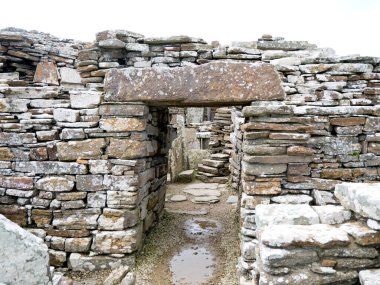 İngiltere, İskoçya 'daki Orkney Adaları' ndaki Eynhallow Sound 'a bakan Demir Çağı yerleşimi olan Gurness Broşu' nda bir kapı ve taş levha.