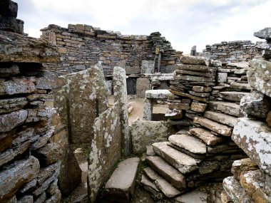 Stone, İngiltere, İskoçya 'daki Orkney Adaları' ndaki Eynhallow Sound 'a bakan Demir Çağı yerleşimi olan Gurness Broşu' nda bir odaya girdi.