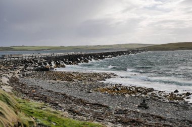 İskoçya, İngiltere 'deki Orkney Adaları' ndaki Churchill Bariyeri 'nden geçen bir yol.