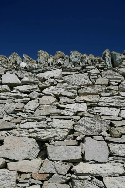 Hagyományos Vidéki Száraz Kőfal Egy Mezőn Vidéken Közel Rhoscolyn Anglesey — Stock Fotó