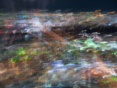 Gece Osaka 'nın ışıklarının soyut bir görüntüsü, Gökyüzü Binası' ndan alınmış, soyut bir etki yaratmak için uyarılmış kamera hareketiyle.