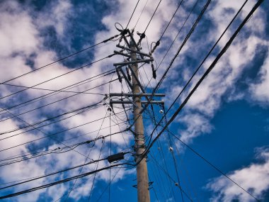 Yüksek yüklü şehir elektrik direği Japonya 'da çekilen birçok kabloyu gösteriyor