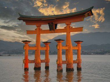 Japonya 'nın Hiroşima ilindeki Miyajima adasındaki UNESCO Dünya Mirası Itsukushima Tapınağı' nın yüzen torii kapısı..
