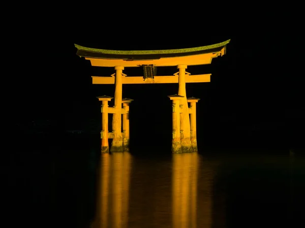 Uma Visão Noturna Portão Torii Flutuante Patrimônio Mundial Unesco Santuário — Fotografia de Stock