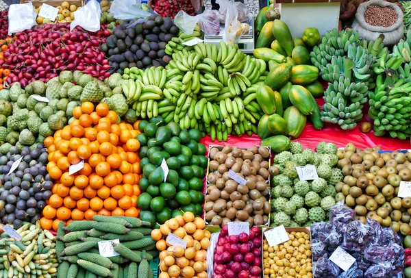 马德拉岛露天市场上的各种水果和蔬菜 — 图库照片