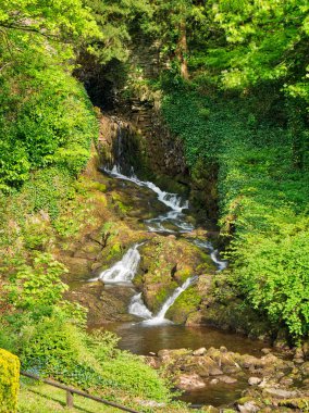 Yorkshire Dales 'de Claphap Şelalesi. 1837' de Oliver ve James William Farrar tarafından Ingleborough Hall 'un yeniden yapılandırılması için inşa edildi..