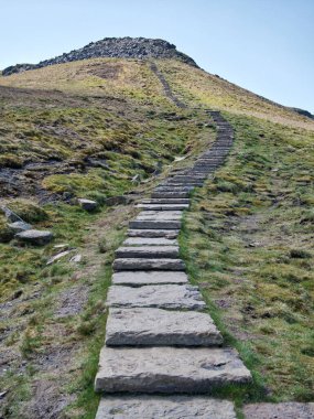 Ingleborough yakınlarındaki Humphrey Bottom 'dan geçen taş adımlar Yorkshire Dales Üç Tepesi' nden biri.