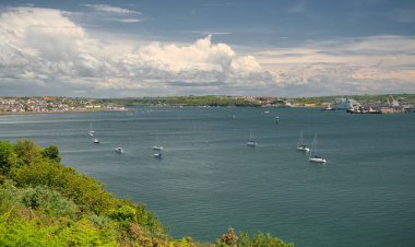 Milford Haven 'dan Neyland' a Cleddau Köprüsü ve Pembroke Rıhtımı 'na bulutlu bir yaz günü