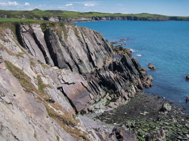 Pembrokeshire 'deki sahil kayalıkları, Güney Galler, İngiltere, Sahil Yolu' ndan görüldüğü gibi