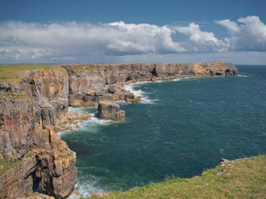Pembrokeshire 'deki sahil kayalıkları, Güney Galler, İngiltere, Sahil Yolu' ndan görüldüğü gibi