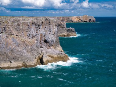 Pembrokeshire 'deki sahil kayalıkları, Güney Galler, İngiltere, Sahil Yolu' ndan görüldüğü gibi