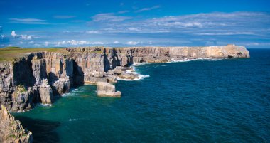 Pembrokeshire 'deki sahil kayalıkları, Güney Galler, İngiltere, Sahil Yolu' ndan görüldüğü gibi