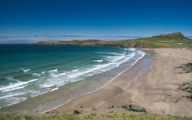 Bir yaz günü Pembrokeshire, İngiltere 'de Whitesands Körfezi / Whitesands Plajı' nda Penmaen Dewi (St Davids Head) ve Carn Llidi arka planda