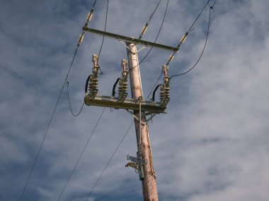 Elektrik direği izolatörleri ve kırıcı / izolasyon mekanizmasını gösteriyor