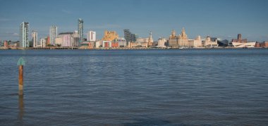 Tarihi Liverpool rıhtımı, modern ofis kuleleri ve Three Graces ve Liverpool Katedrallerinin tarihi binaları da dahil olmak üzere.