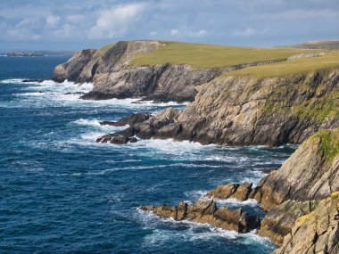 İskoçya 'nın başkenti Shetland' ın güneyindeki St. Ninian Adası 'nın batı kıyısındaki deniz kayalıklarında aşınmış tabakalar. Bu kayalar Colla Firth Permeation ve Enjeksiyon Kuşağı 'na ait. Pelite, migmatik. Bu metamorfik kaya oluşumu.