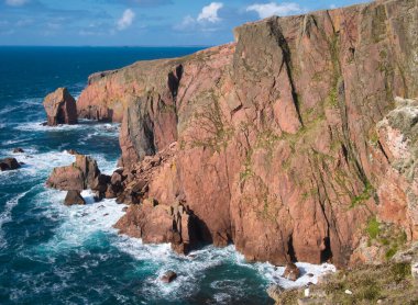 Muckle Roe, Shetland, İskoçya, İngiltere 'deki North Ham yakınlarındaki kayalıklar - Muckle Roe Intrusion - granit, granofizik - yaklaşık 359 ila 383 milyon yıl önce Devonian Dönemi' nde oluşmuştur. Yerel çevre,
