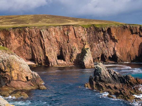 Högt Lutande Skikt Havsklipporna Nära Culswick Fastlandet Shetland Skottland Storbritannien — Stockfoto