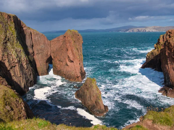 Havsklippor Och Naturlig Båge Nära Nordskum Muckle Roe Shetland Skottland — Stockfoto