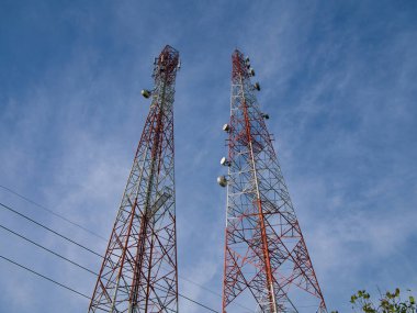 Kamboçya 'nın Koh Kong eyaletindeki 48. Otoyol' daki haberleşme kuleleri.