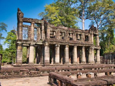 Kamboçya 'daki Siem Reap yakınlarında Angkor Thom antik Khmer sahasında tapınak kalıntıları var..