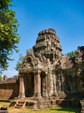 Kamboçya 'daki Siem Reap yakınlarında Angkor Thom antik Khmer sahasında tapınak kalıntıları var..