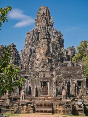 Kamboçya 'daki Siem Reap yakınlarında Angkor Thom antik Khmer sahasında tapınak kalıntıları var..